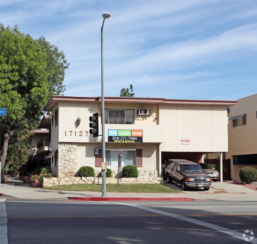 Building Photo - 17127 Chatsworth St