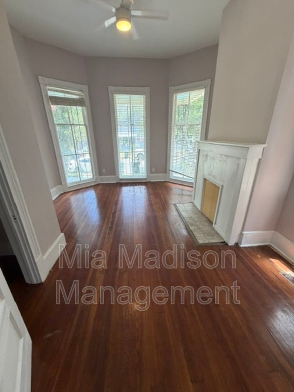 Building Photo - 305 W 39th St
