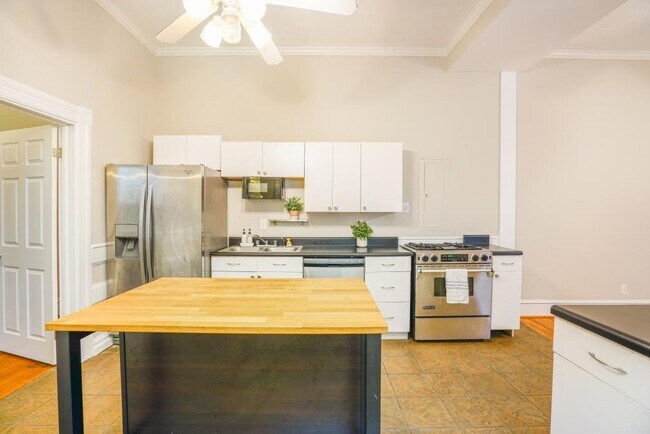 Building Photo - 580 Highland Ave NE