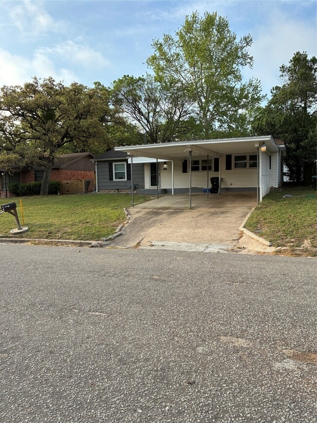 Building Photo - 810 Pecan St
