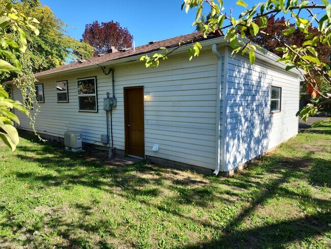 Building Photo - Fresh Remodel 2 bed Single Family!