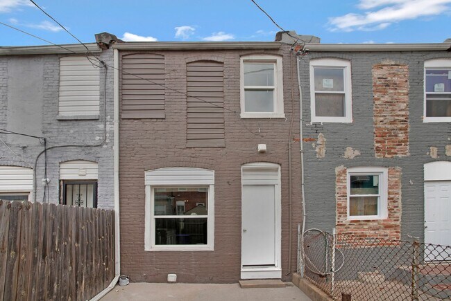 Building Photo - 808 N Port St