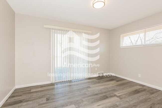 Foto del edificio - 1657 Mowbry Ln