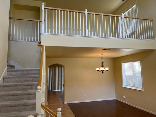 Building Photo - Beautiful East Modesto 4 Bedroom 3.5 Bath ...