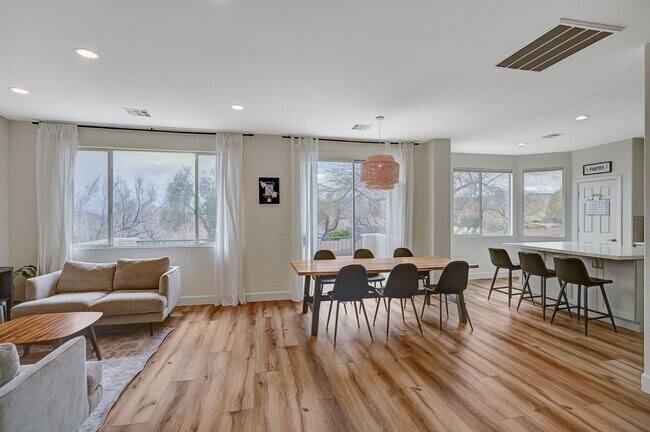 Foto del edificio - Gorgeous 3 bedroom 2.5 bath split level ho...
