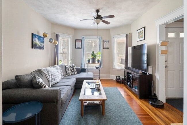 Foto del edificio - 44 Greenleaf Ave