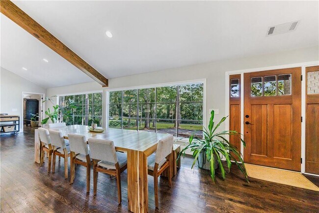 Foto del edificio - 9585 Hutchesons Ferry Rd