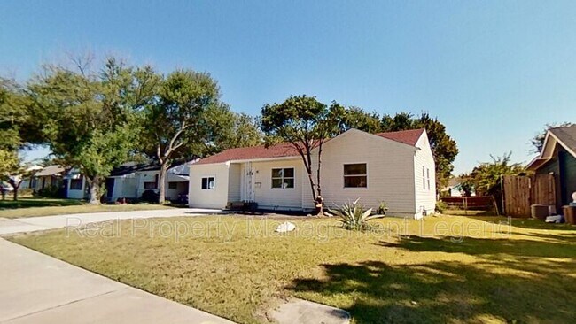 Foto del edificio - 2320 Brockbank Dr