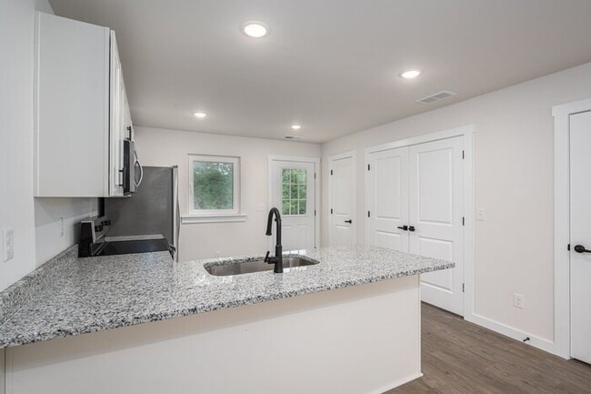 Building Photo - Live Brand-New in Hickory – Modern 3BR Townhome