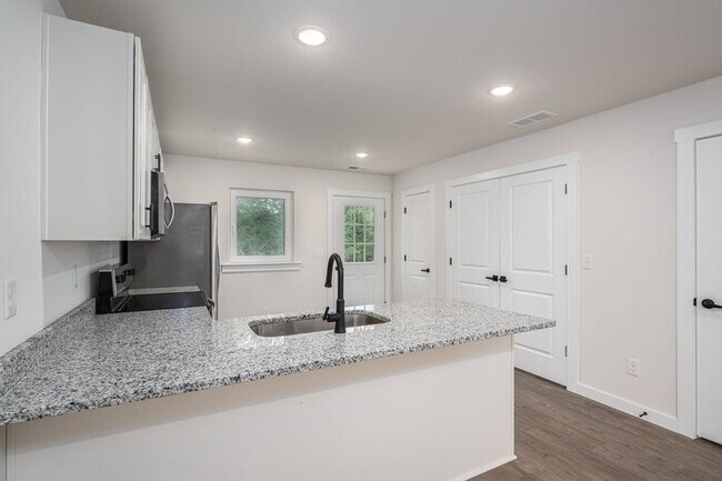 Foto del edificio - Live Brand-New in Hickory – Modern 3BR Townhome