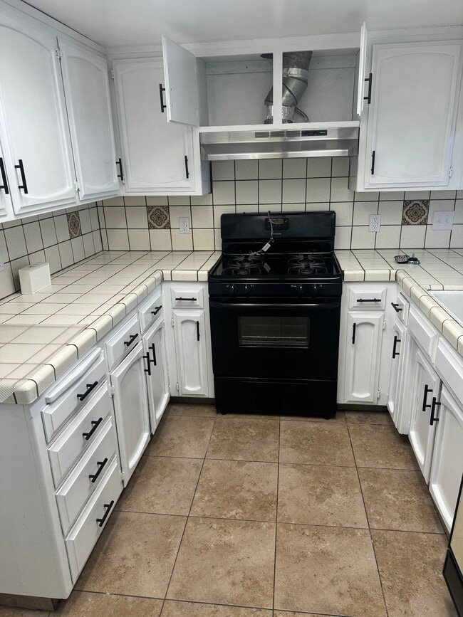 Building Photo - 1830 E Laura Ave