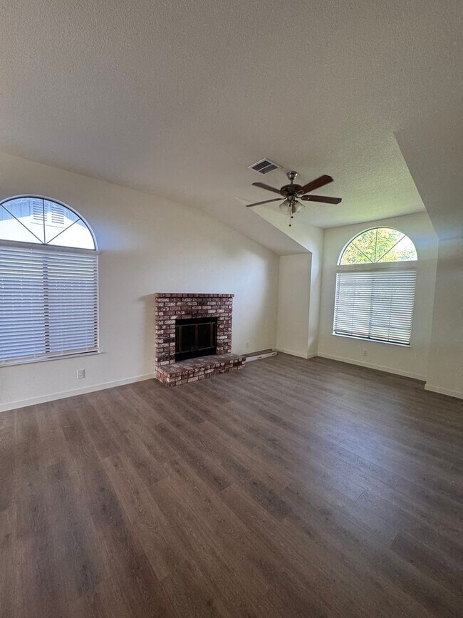 Foto del edificio - 2409 Candlewood Dr