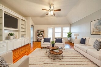 Building Photo - 7615 Lakeside Manor Ln