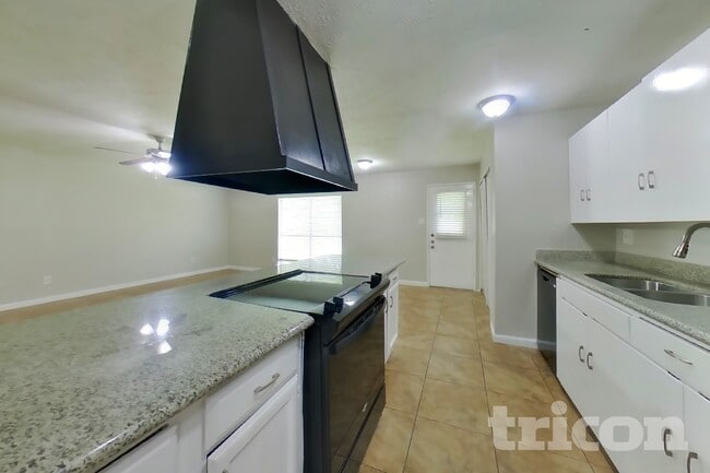 Building Photo - 5030 Ridgecreek Dr