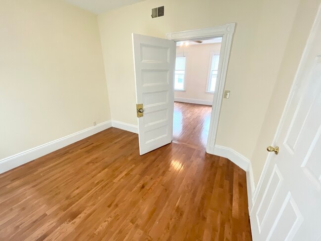 Foto del edificio - 50 Crescent Ave