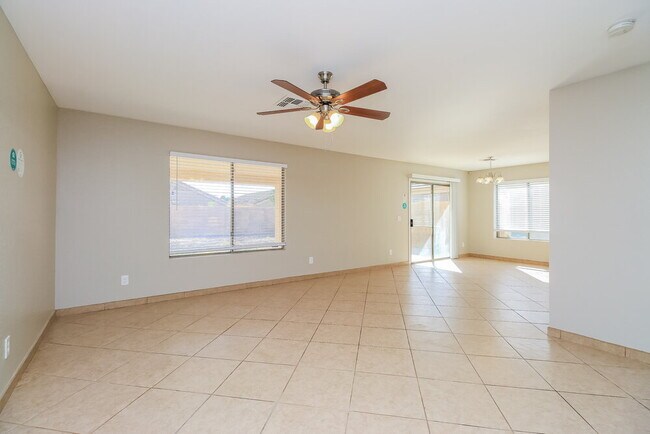 Foto del edificio - 10841 E Carol Ave