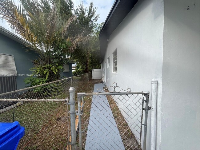 Foto del edificio - 6881 SW 6th St