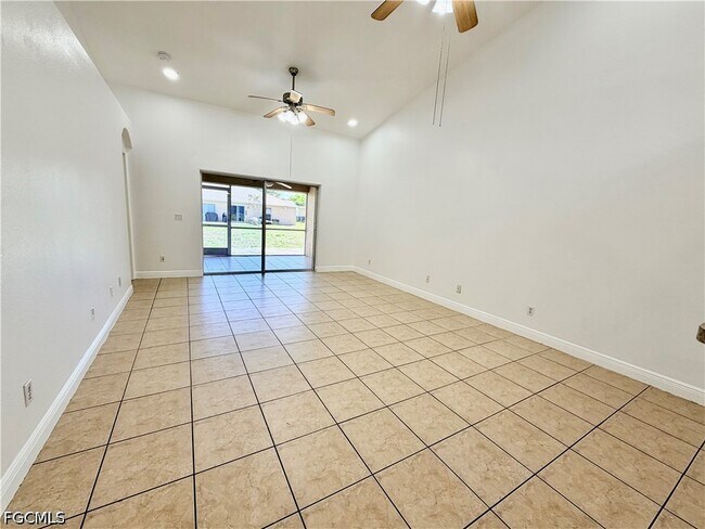 Foto del edificio - 527 NE 24th Pl