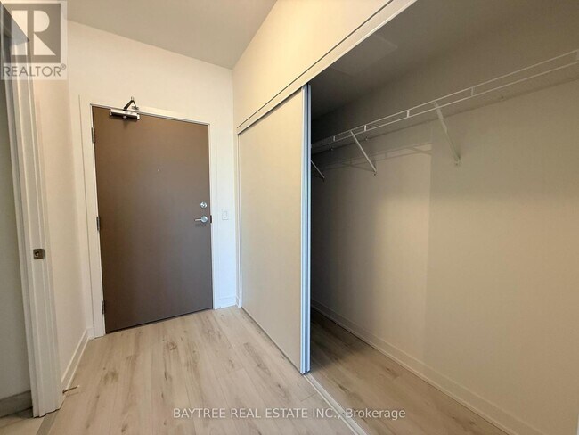 Photo du bâtiment - 1010 Sandy Beach Rd