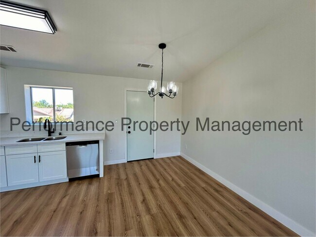Foto del edificio - 5012 Yellow Rose Ct