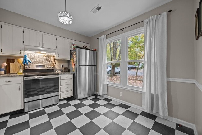 Building Photo - Adorable End-Unit Townhome in Desirable No...