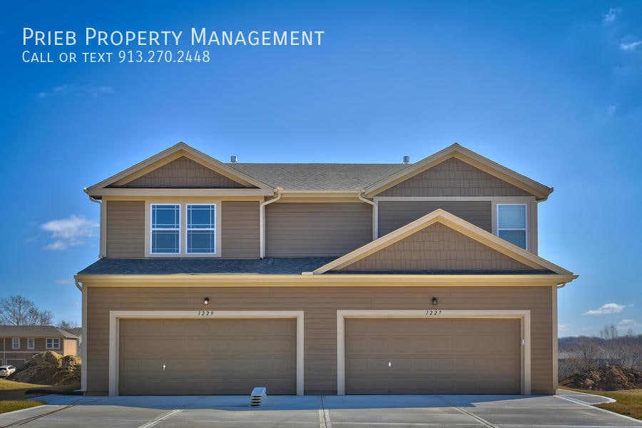 Primary Photo - 2040 S 137 St