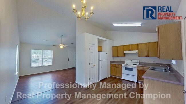 Foto del edificio - 3 BD/2BA Home with Sunny Floorplan and Eat-in Kitchen