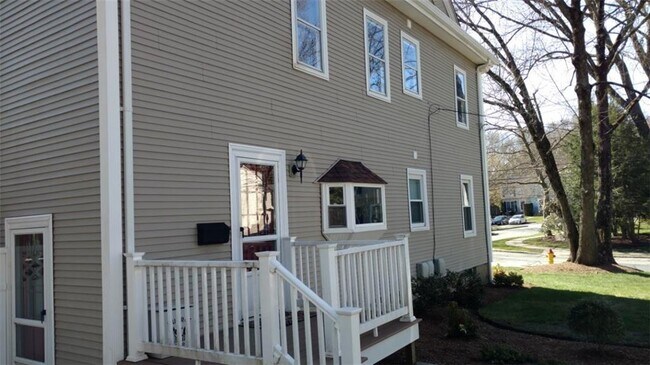 Foto del edificio - 185 Bourne Ave