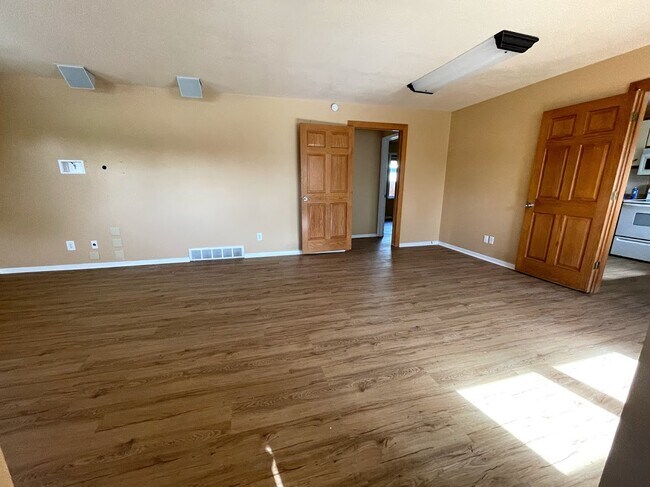 Building Photo - 414 1st St W