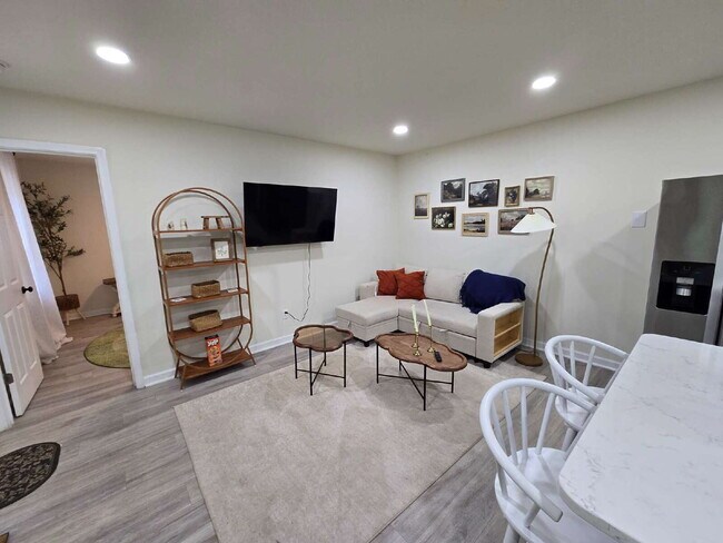 Foto del edificio - Fully Furnished Two Bedroom