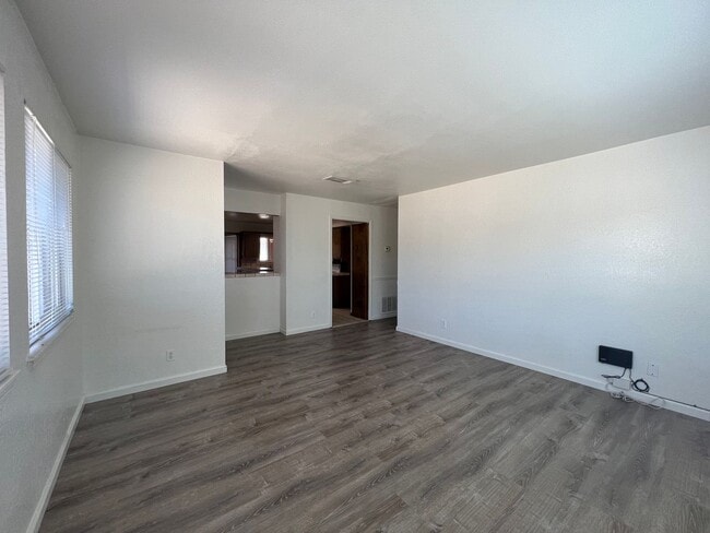 Building Photo - Beautiful 4 Bedroom 2 Bathroom Home
