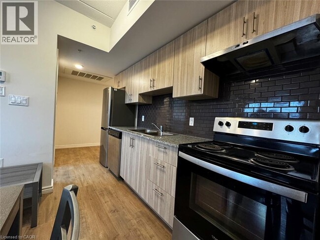 Building Photo - 275 Larch St