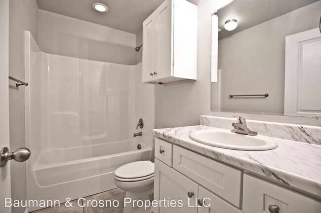 Building Photo - 3 br, 2 bath Apartment - 1104 Holly St A