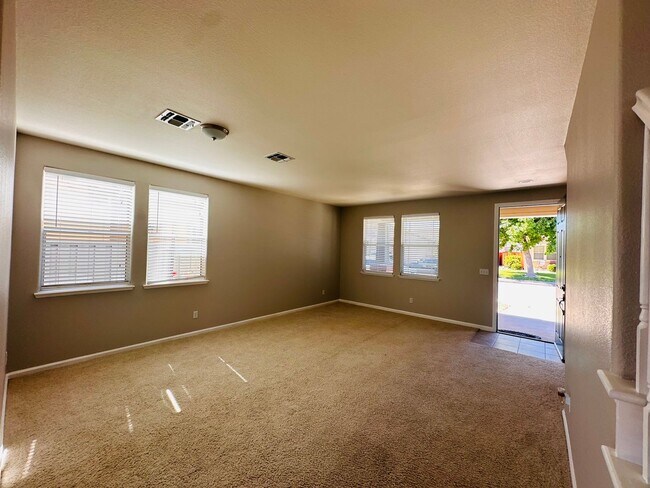 Foto del edificio - Full Bedroom and Bathroom Downstairs