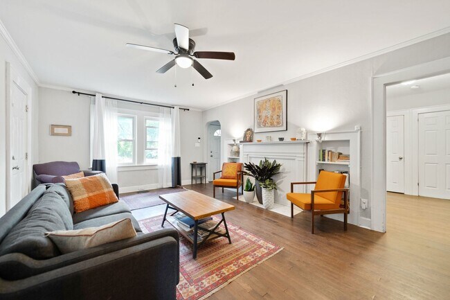 Building Photo - Charming 3-bedroom home with spacious fenc...