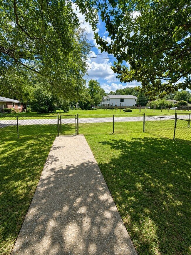 Foto del edificio - 5867 Althea Ave