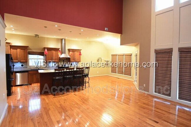 Building Photo - 1140 SW Huntington Rd