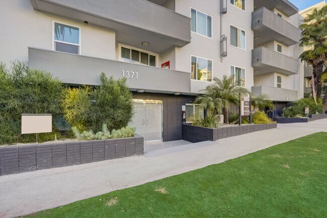 Building Photo - Beverly Glen Apartments