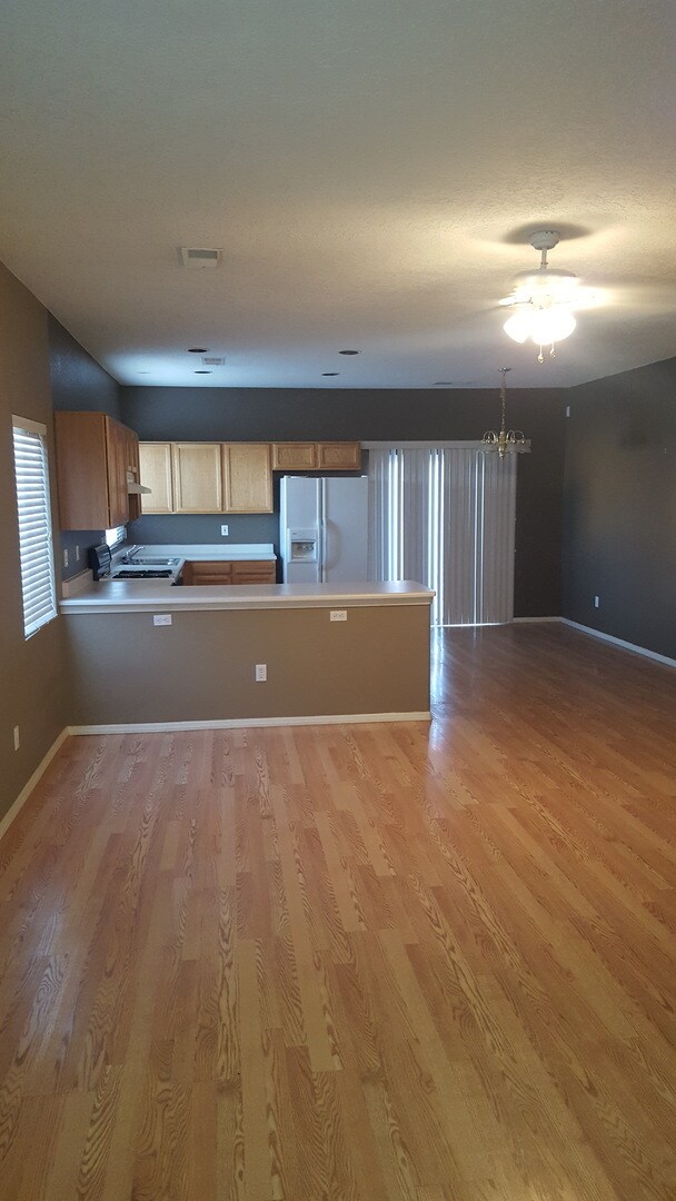 Foto del edificio - VISTA DEL NORTE 3 Bedroom 2 Bath  2 Car Garage