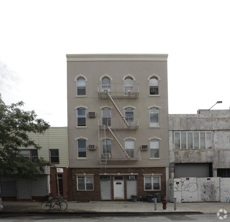 Building Photo - 450 Graham Ave