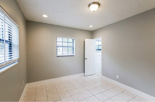 Foto del edificio - 15321 NW 60th Ave