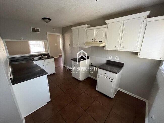 Building Photo - 3017 Clearbrook - Available Now!