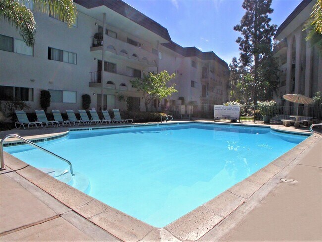Building Photo - 5494 Reservoir Dr