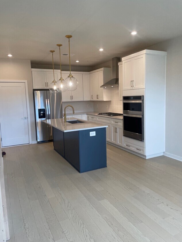 Kitchen - 22355 Roanoke Rise Ter