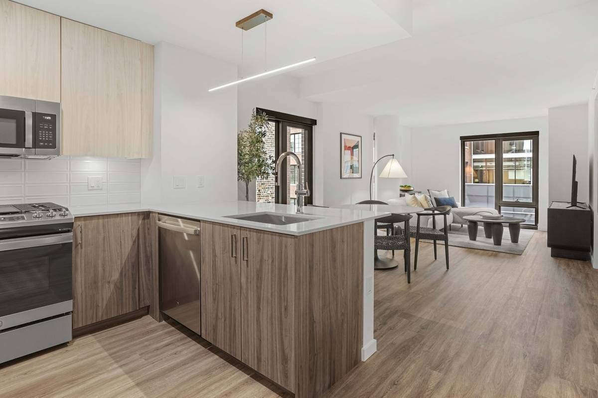 Photo - 196 N Aberdeen St (Chicago, IL)