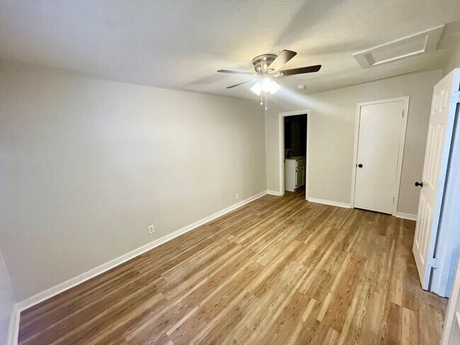 Foto del edificio - 1 Bedroom/1 Bath Duplex Unit Available for Rent in Brandon 042!