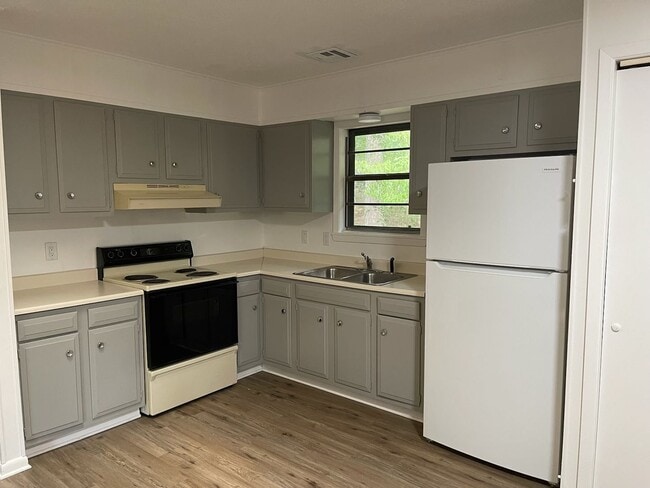 Building Photo - Cutie and move-in ready