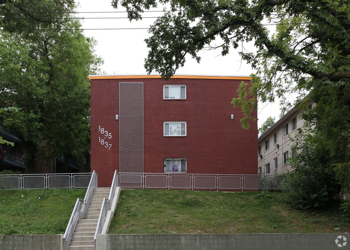 Foto del edificio - 1835-1837 Good Hope Rd SE