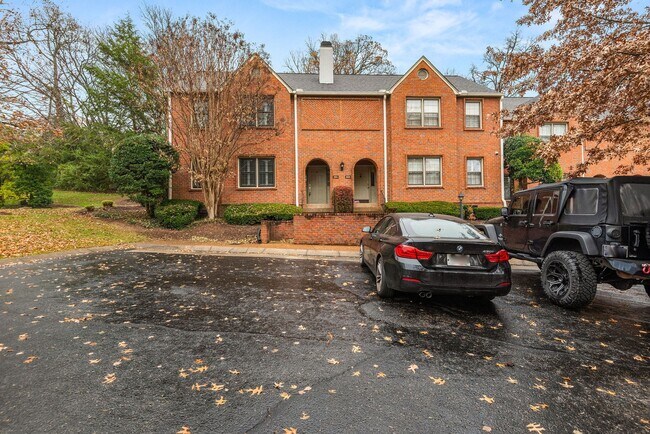 Foto del edificio - Townhome LOCATION!