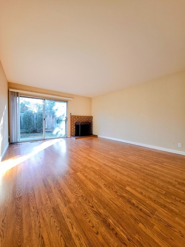 Foto del edificio - Charming 2bd Duplex With Private Yard & Garage